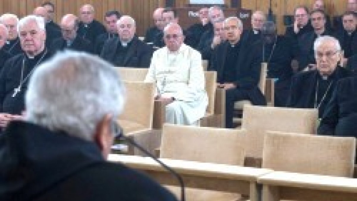 El padre Ermes Ronchi predica los ejercicios de retiro cuaresmal al Papa y la Curia