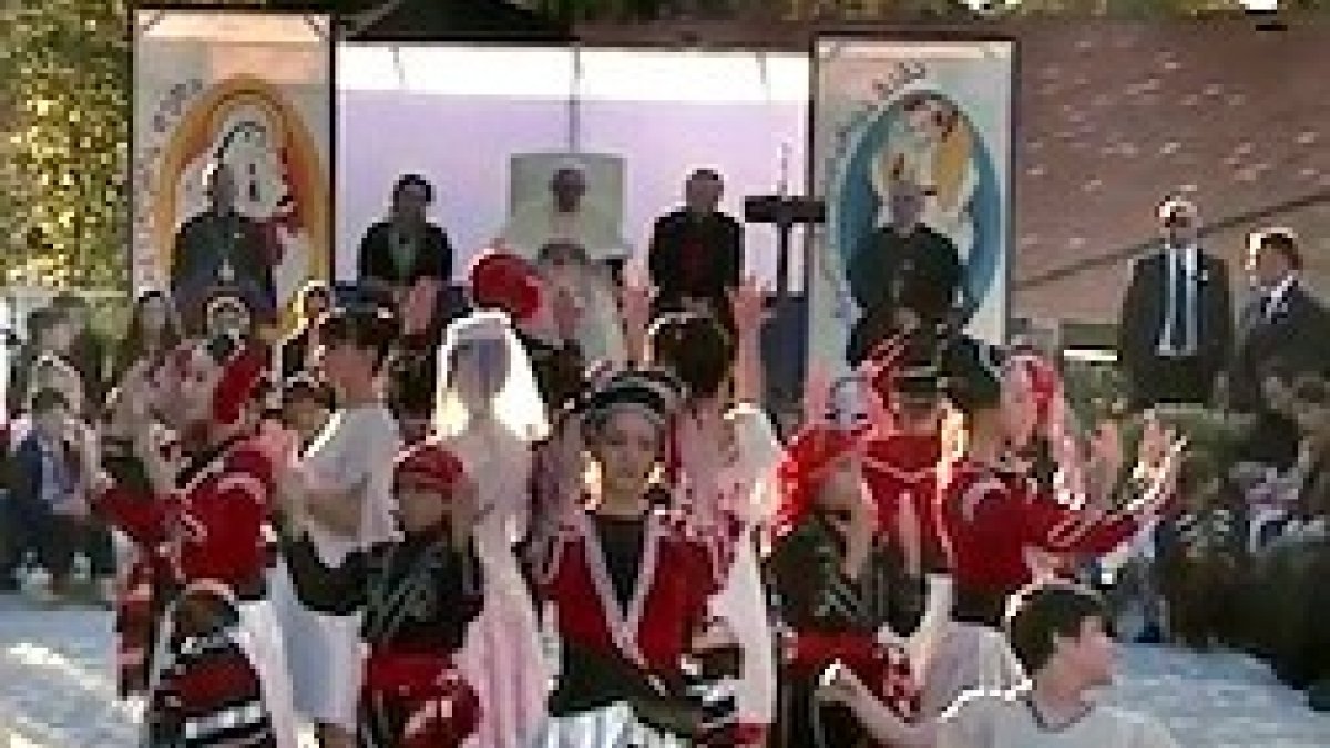 En la coreografía de bailes típicos participaron varios niños en silla de ruedas.