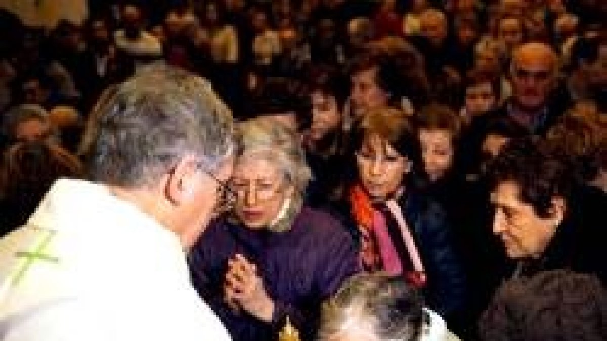 Fieles en la iglesia de San Nicolás, en el Arenal, Bilbao, veneran esta reliquia días antes de su llegada a Madrid