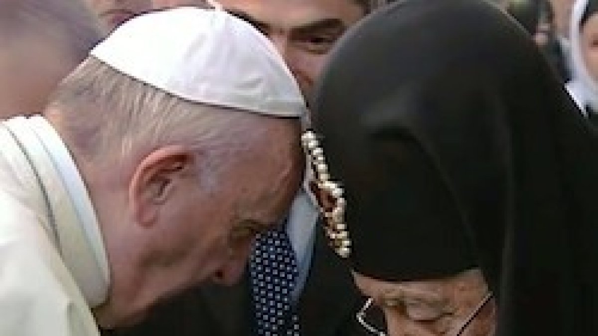 Aunque sólo les separan cuatro años, 79 y 83, al patriarca Elías se le ve mucho más debilitado que el Papa.