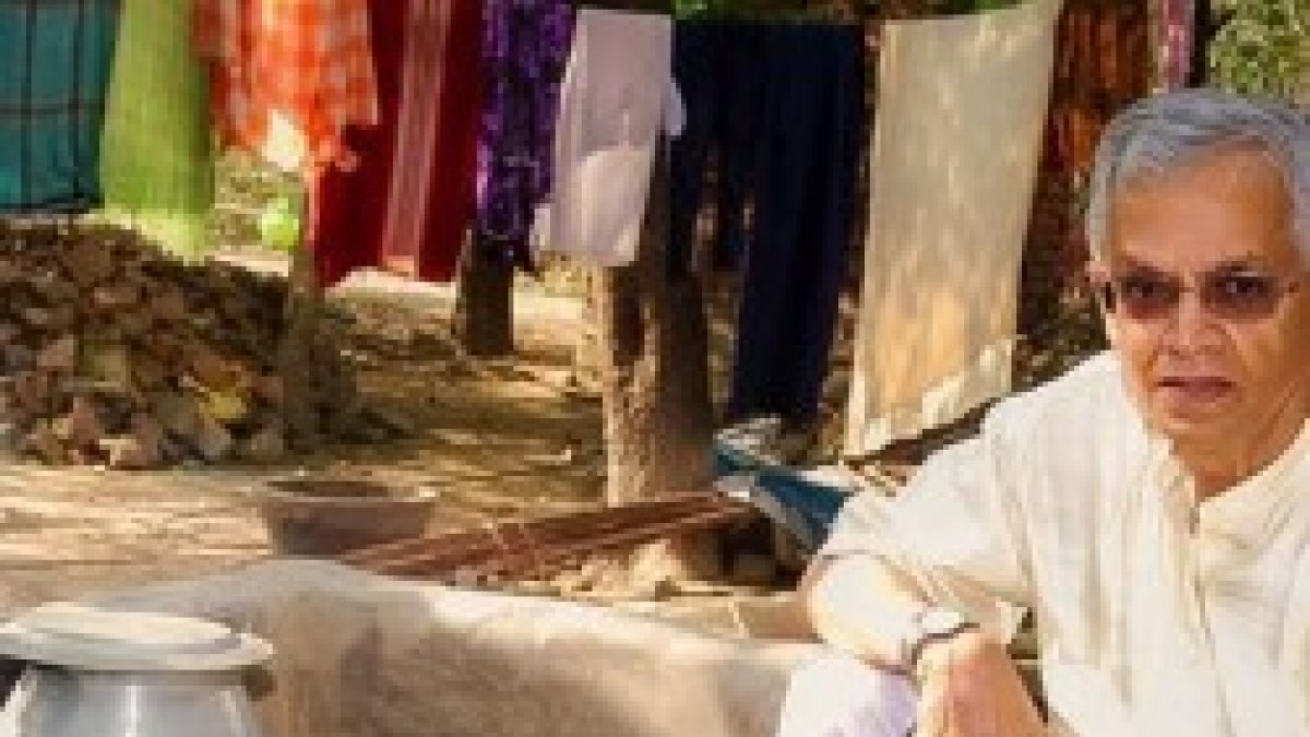 Ramanathan junto a una primitiva cocina de fuego, las que más contaminan por causar nubes de hollín