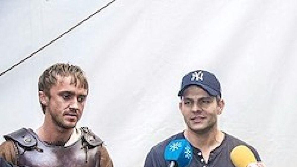 Peter Shilaimon (derecha), en una pasua del rodaje de Resucitado, junto a Tom Felton, uno de los protagonistas.