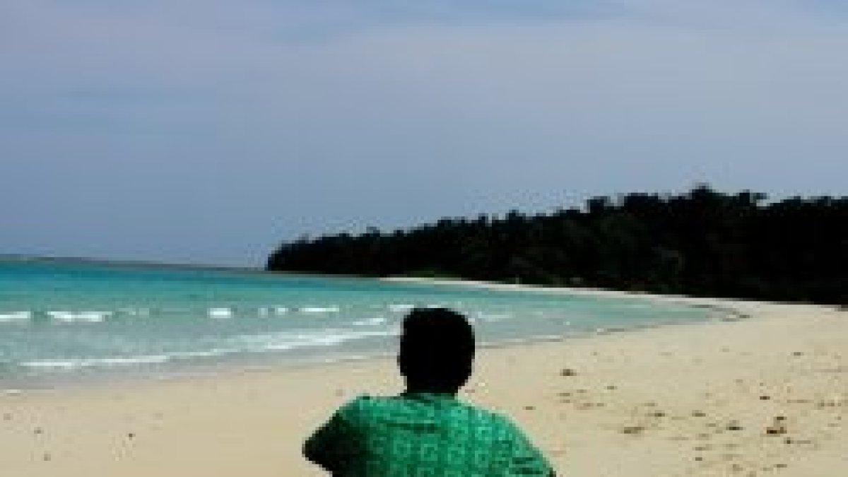Un hombre en la playa de Smith Island, en las Islas Andamán
