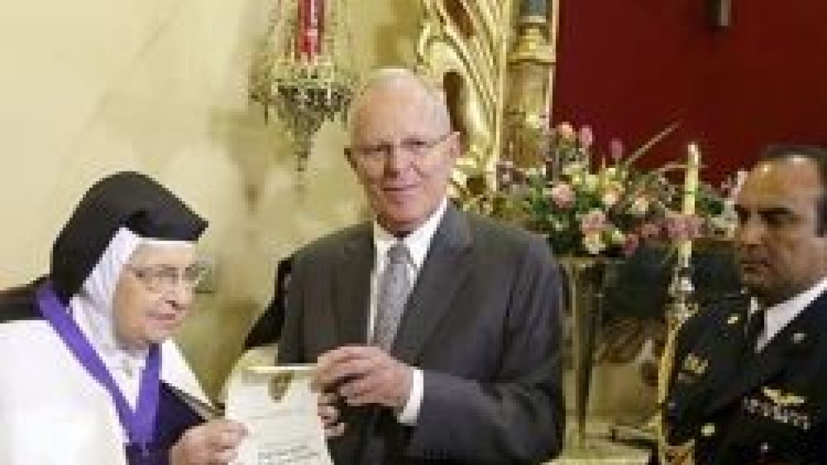 El presidente Kuczynski, de Perú, y la superior del Monasterio de las Carmelitas Nazarenas de Lima