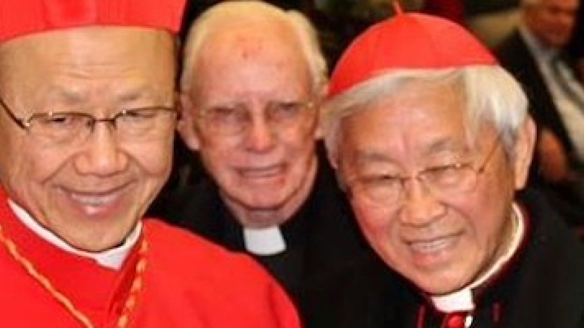 Los cardenales de Hong Kong, John Tong (izq) y Joseph Zen