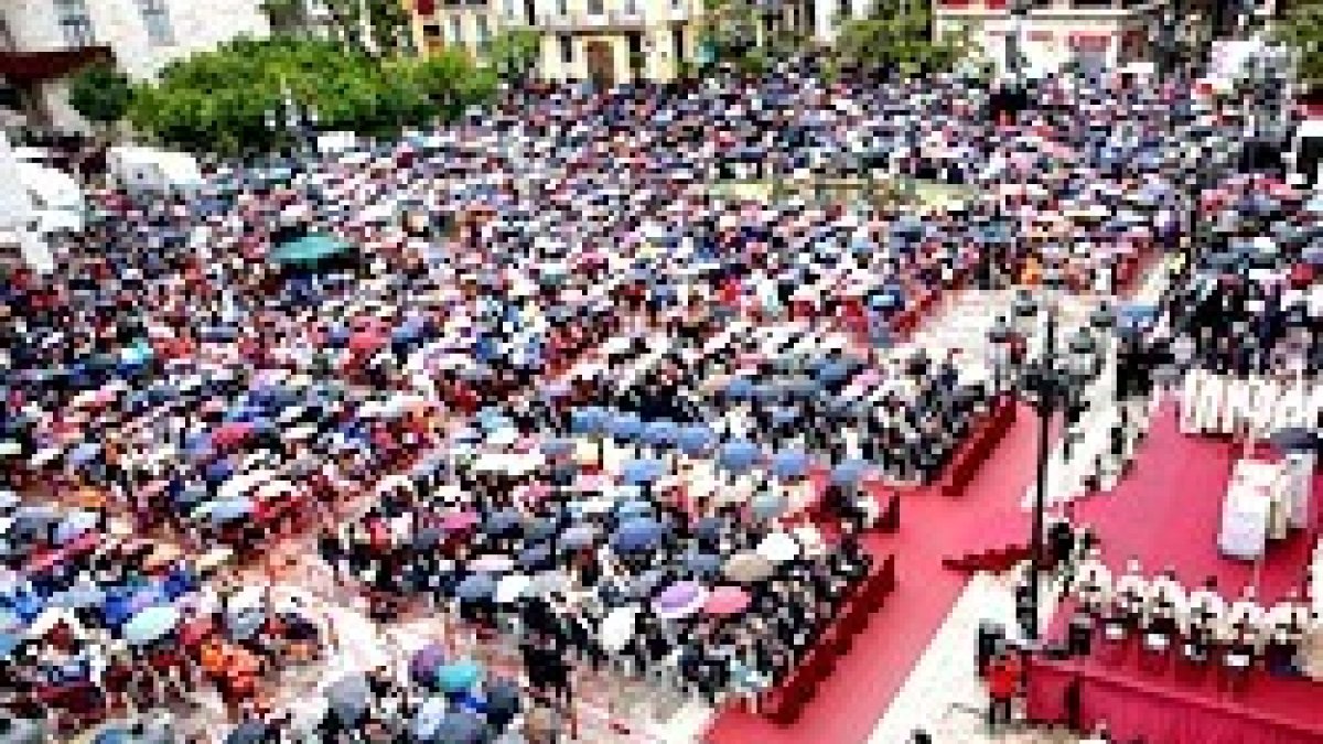 Miles de personas asistieron a la misa bajo la lluvia.