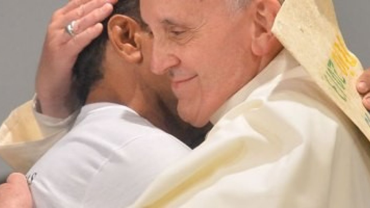 Francisco en la JMJ abraza a un ex-drogadicto: el Papa siempre distingue entre el pecador que querría cambiar y el corrupto que se instala y acomoda con su pecado