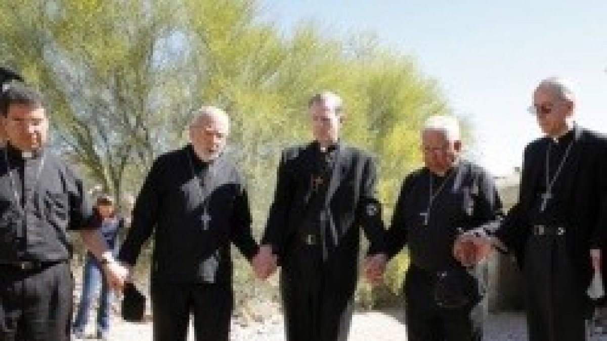 Obispos en 2014 rezan por migrantes en el desierto de Sonora, en Nogales - el de la izquierda es Cantú, y el de la derecha, Seitz