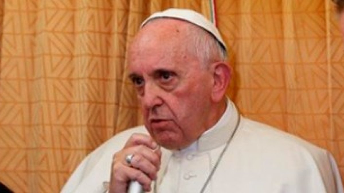 Francisco, en el vuelo de vuelta de Bakú, con Mauricio Rueda -organizador del viaje- y Greg Burke, jefe de prensa vaticano