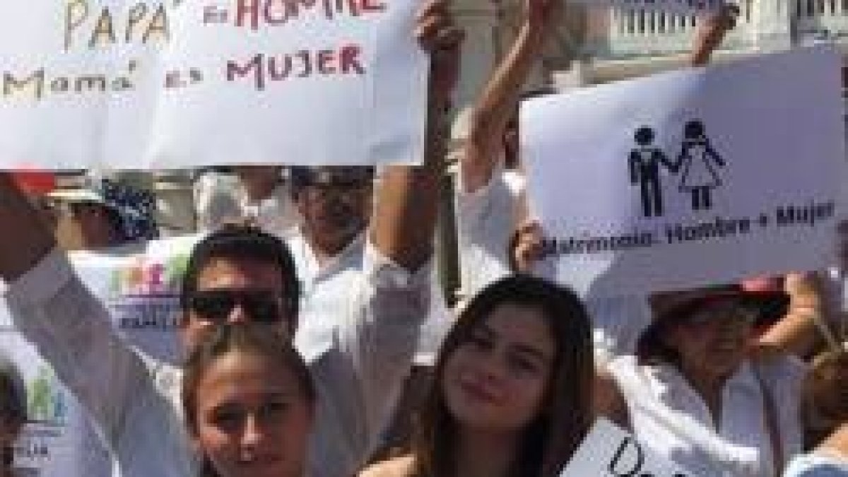 En apenas 3 semanas se organizó una red de manifestaciones profamilia en todo el país... el PRI ha pagado un precio