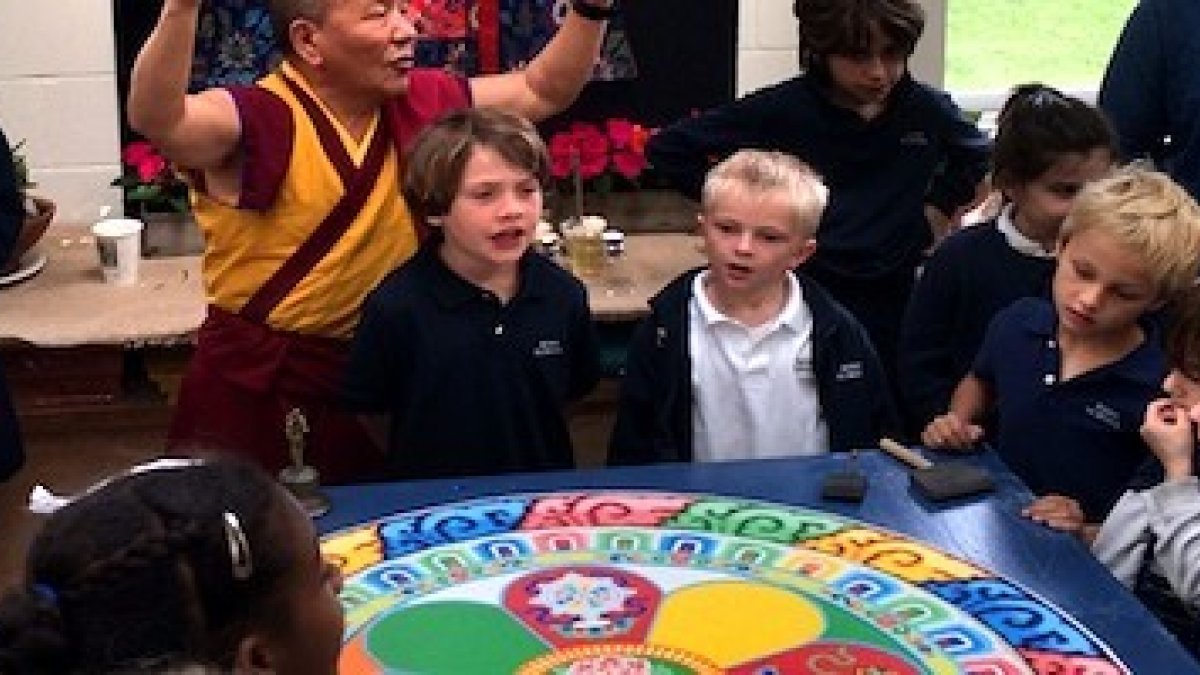 Una vez adquirida la costumbre de colorear mandalas, llega el momento de conocer a sus maestros... y su significado.