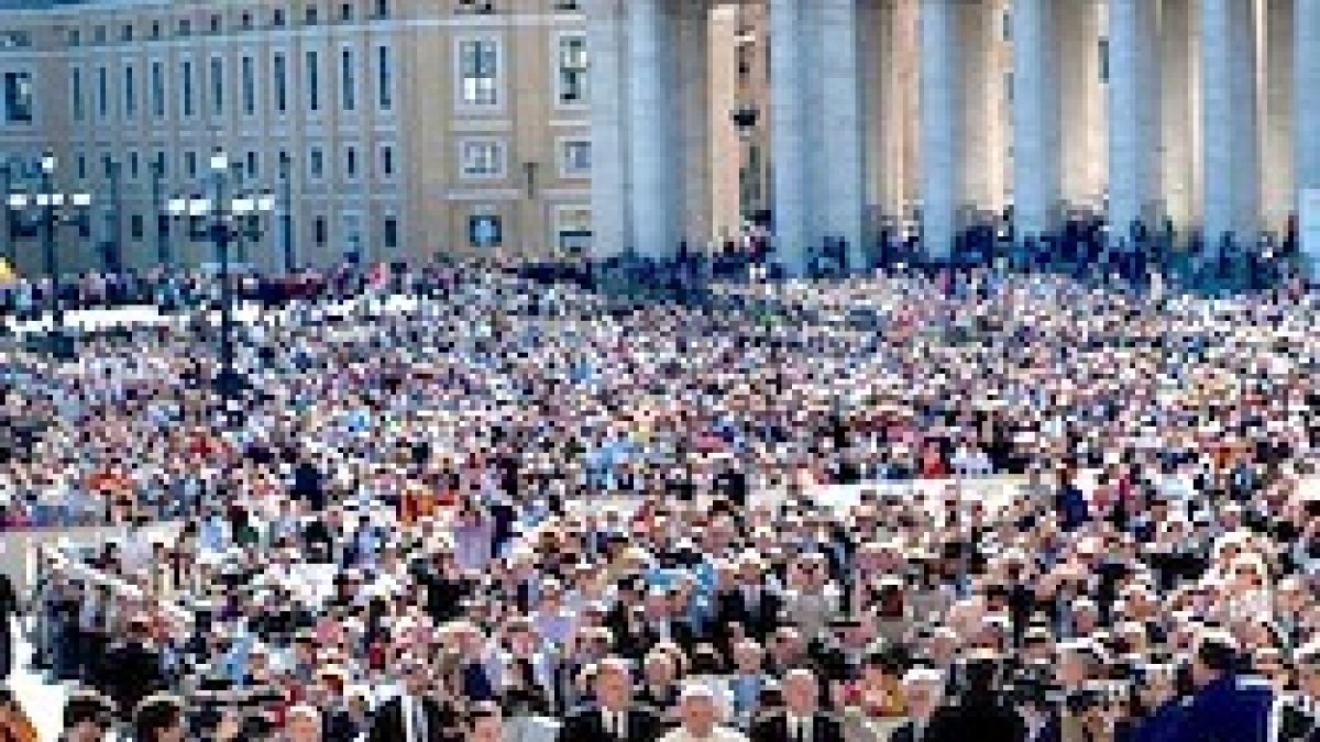Miles de personas saludaron al Papa durante su recorrido por la Plaza de San Pedro.
