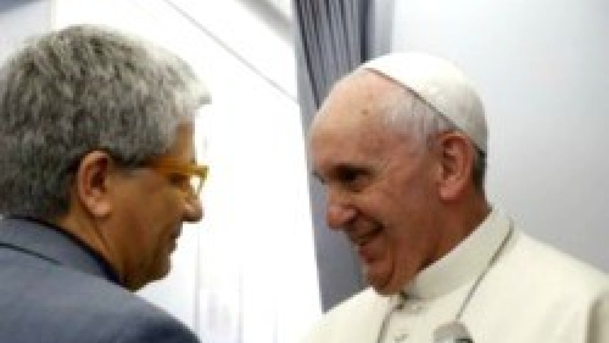 El Papa Francisco con Andrea Tornielli en un viaje papal al extranjero