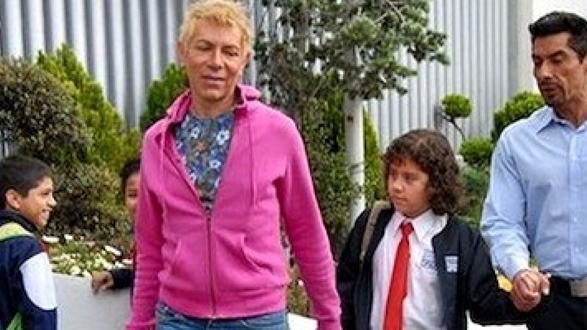 Pablo Cheng (izquierda) y Charly López (derecha) interpretan a la pareja homosexual que adopta a un niño en la última película de Paco del Toro.