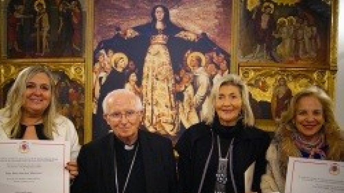 El cardenal Cañizares con las tres premiadas en la primera edición del galardón A la Mujer Comprometida