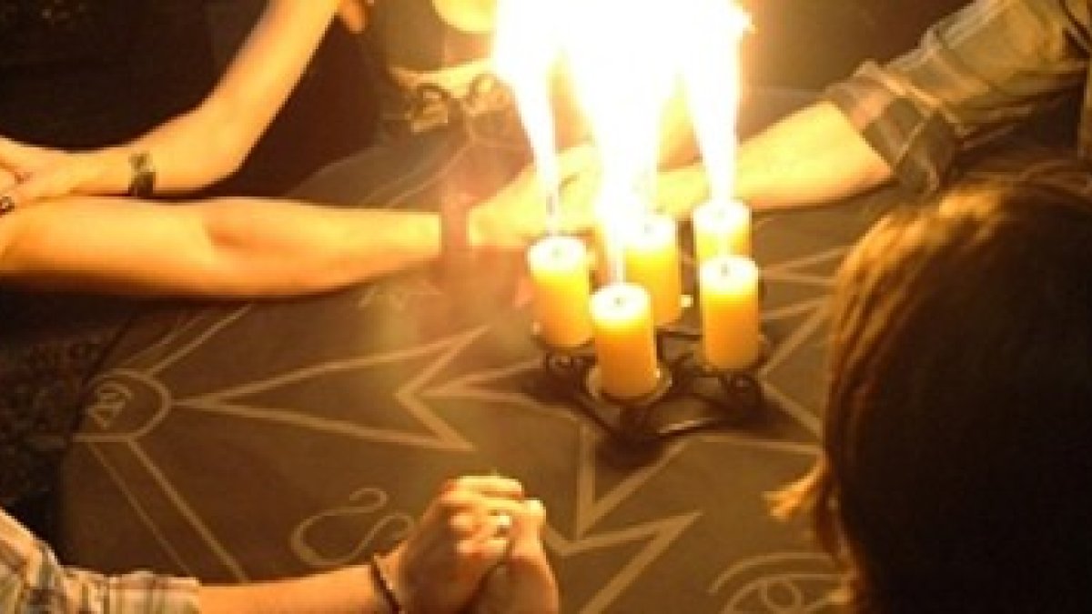 El espiritismo -sea engaño, superstición o verdadera invocación de espíritus- siempre ha sido condenado por el cristianismo y también en el Antiguo Testamento