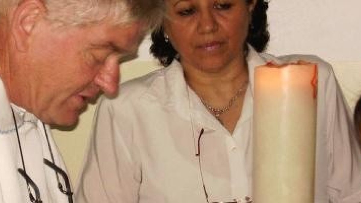 Da gracias a la Virgen de la salud por poder besar la frente de los enfermos