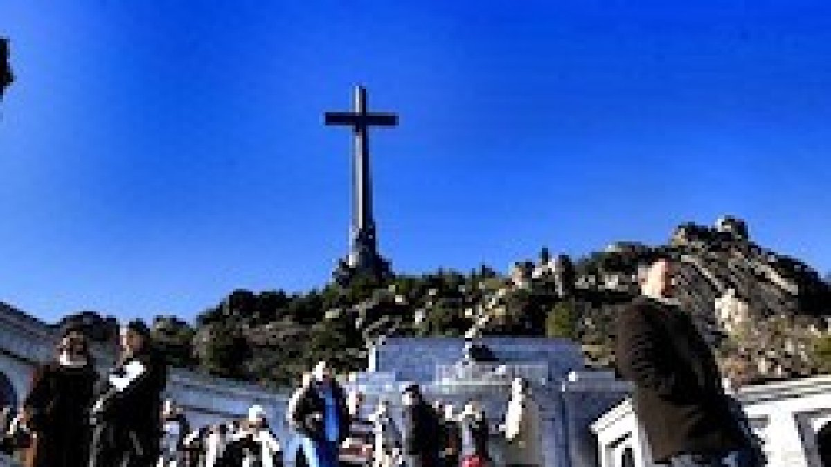 Diversos informes avalan la imposibilidad de identificación de los restos en los osarios de la basílica.