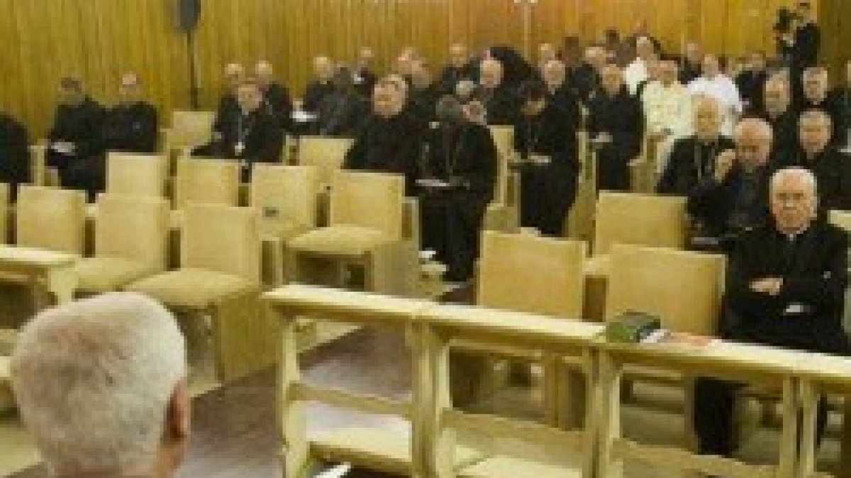 El capuchino Ermes Ronchi en su predicación de ejercicios a la Curia - de blanco, al fondo, se ve al Papa Francisco