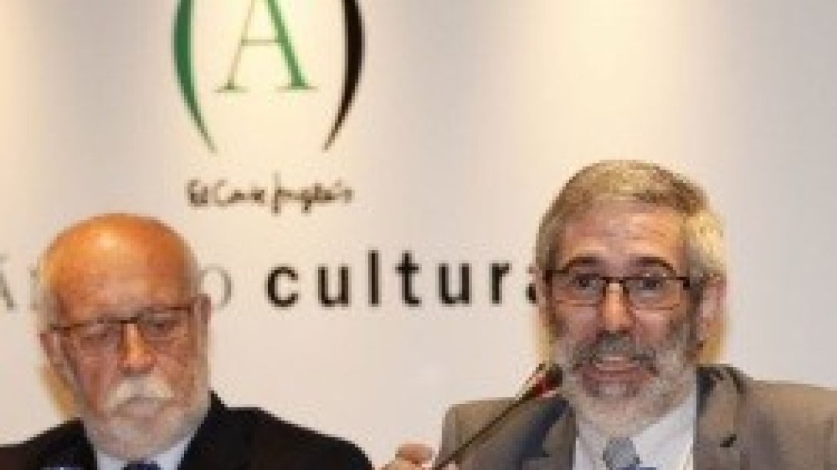 El oncólogo José Luis Guinot, al micrófono, junto al también experto Ramón Amador, en la sala cultural de El Corte Inglés de Valencia