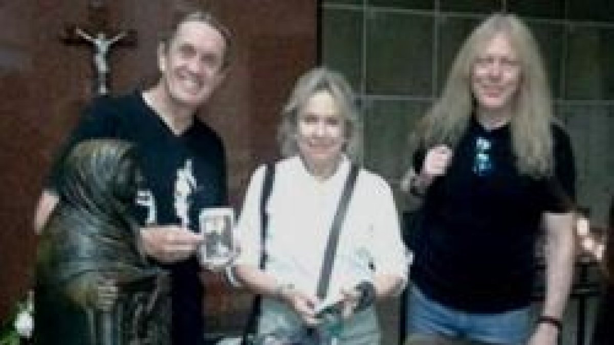 Los componentes de Iron Maiden con Paulita Picke, la voluntaria que les guió en su visita a la tumba de San Óscar Romero