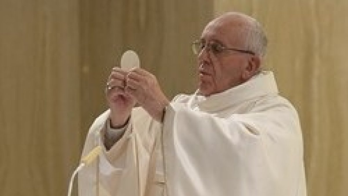 En los días previos a Pentecostés, Francisco anima a dejarse mover por el Espíritu con su fuego