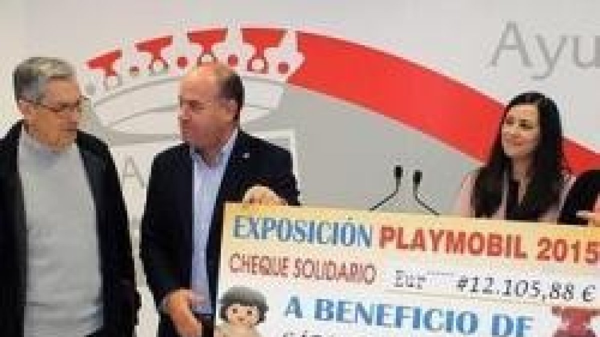 Juan Trujillo entrega al padre Alfonso Ramírez el cheque de 12.000 euros que apoyará a Cáritas parroquial