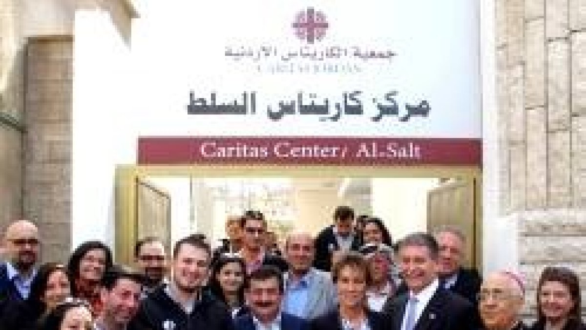 Uno de los centros de Cáritas Jordania con voluntarios y benefactores... el país está saturado de refugiados