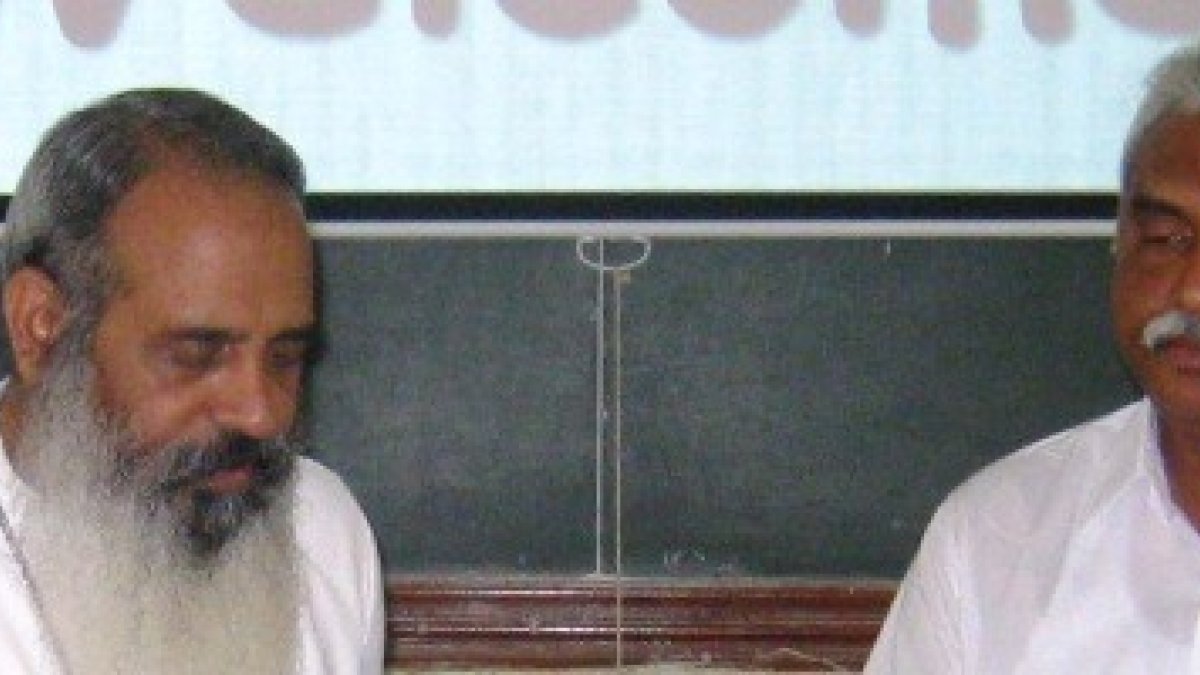 El padre Paresh Parmar - a la derecha, con bigote- con su obispo de Ahmedabad, Thomas Macwan -con barba