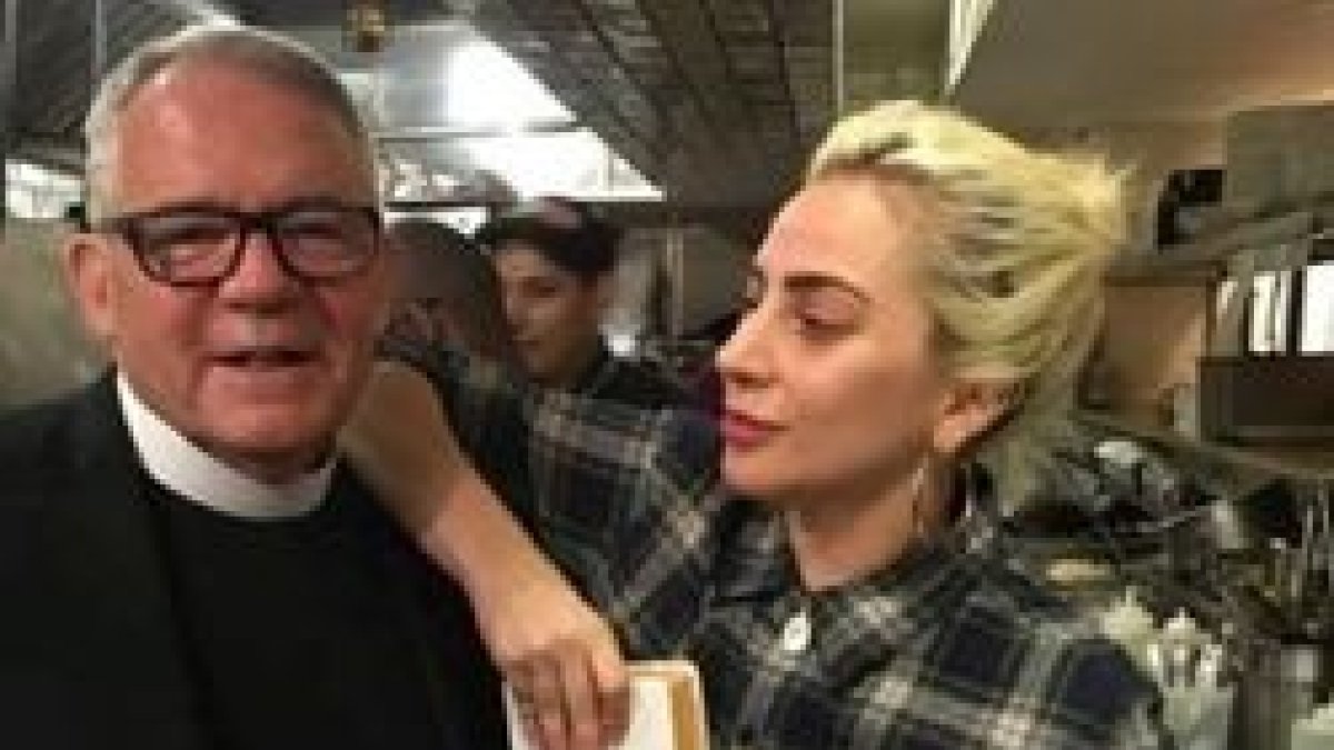 Lady Gaga se hace una foto con el padre John Duffell y comenta su homilía, que le ha gustado