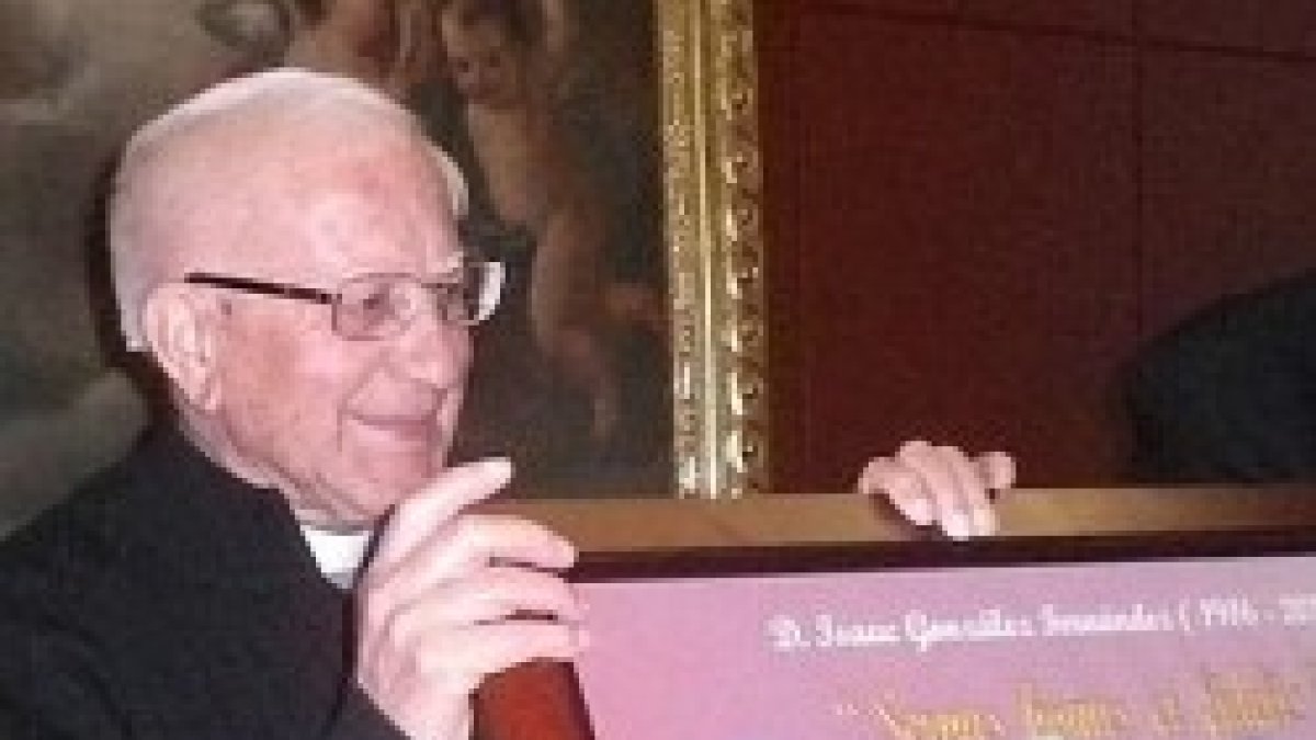 Don Isaac González, con 100 años, sigue asiduo a la oración y al servicio a los hermanos