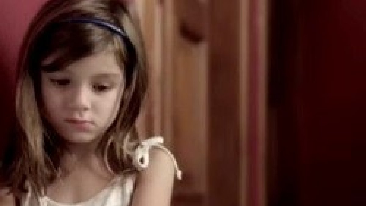 Una niña espera asustada en el pasillo mientras en su casa se oyen llantos... el videomensaje del Papa pide oración