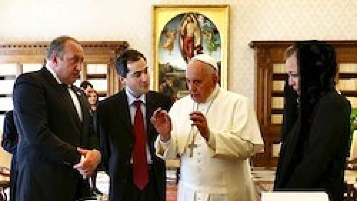 El presidente georgiano, Giorgi Margvelashvili, a la izquierda, visitó al Papa en el Vaticano en abril de 2015.