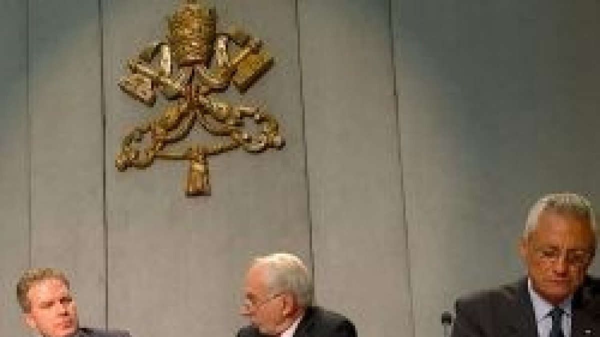 Greg Burke, Giuliano Amato y Daniele Mancini en la presentación del congreso vaticano sobre Economía