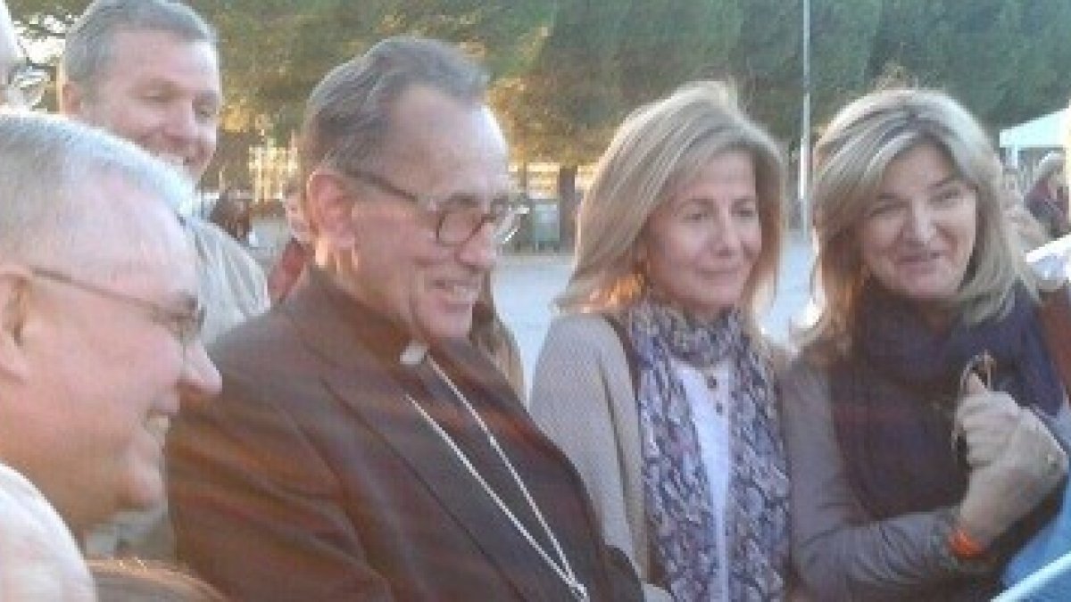 Unos jóvenes de Jaire evangelizando a través de la magia en Getafe