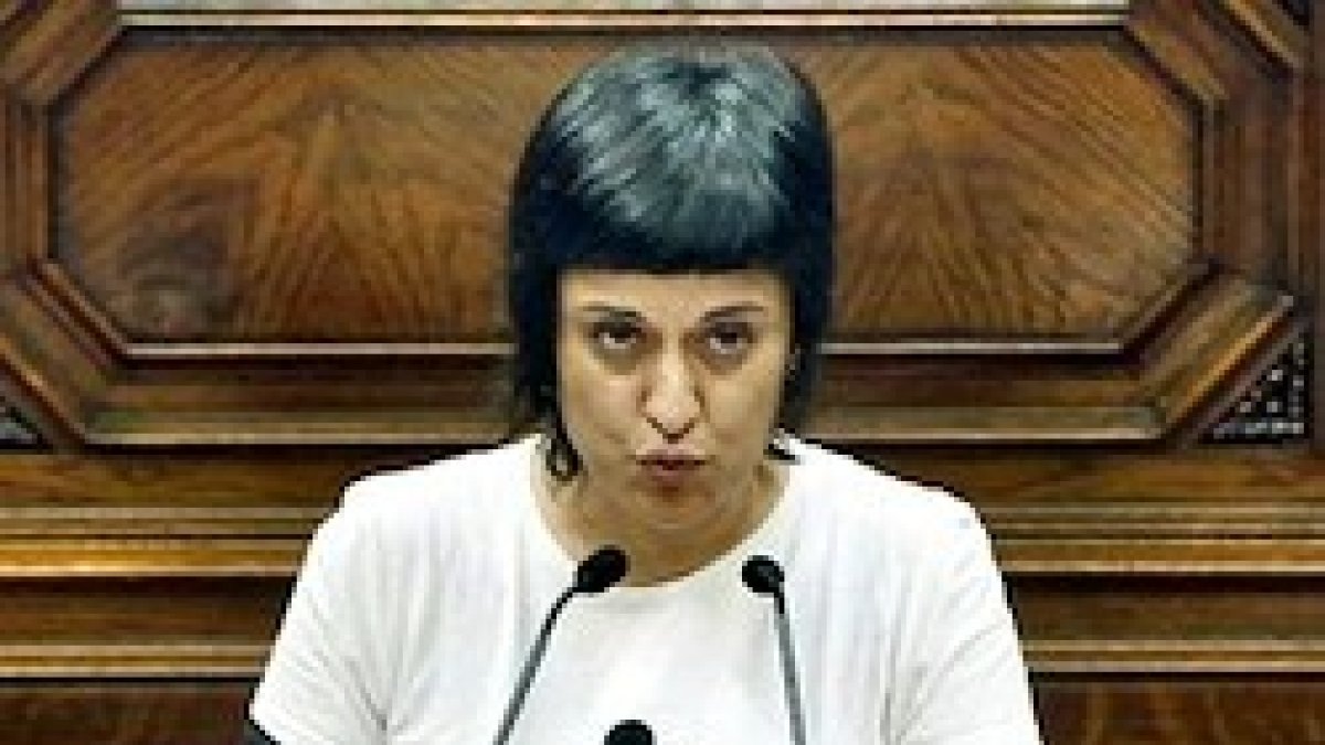 Anna Gabriel, en la tribuna del parlamento catalán, con una camiseta con un lema abortista: Sobre mi cuerpo decido yo.