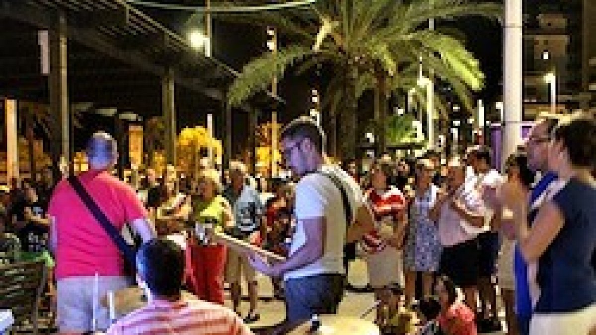 Una de las actuaciones musicales en el Paseo Marítimo de Gandía. Objetivo: atraer a los alejados.