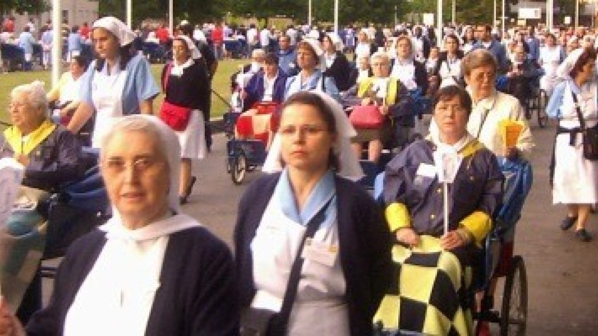 El rector del santuario de Lourdes dice que la experiencia de sanación allí es contagiosa... enfermos y voluntarios la difunden