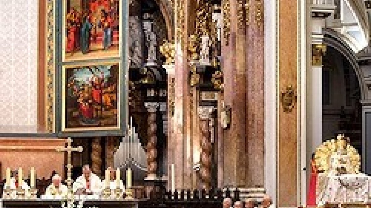 A la derecha de la foto, la imagen de la Dormición de la Virgen que presidió la ceremonia litúrgica.