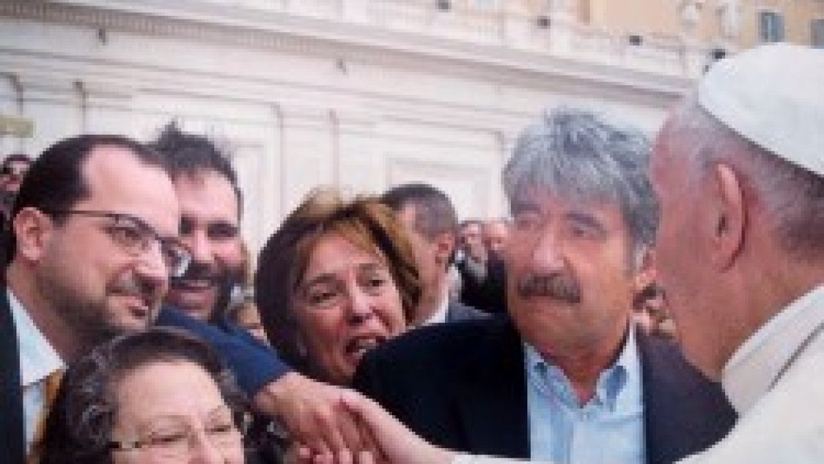 Josemaría Muñoz, Pablo Moreno y Maite Uribe saludan a Francisco en su audiencia de los miércoles