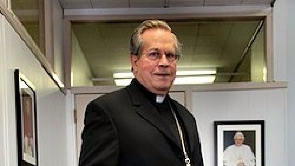 El obispo David Monroe, con la cruz pectoral recobrada.