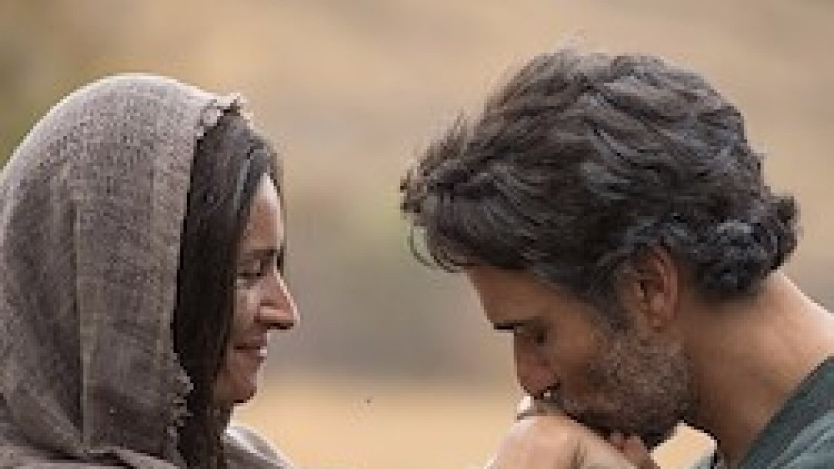 Bahia Haifi interpreta a la Virgen María y Noam Jenkins a San Pedro.