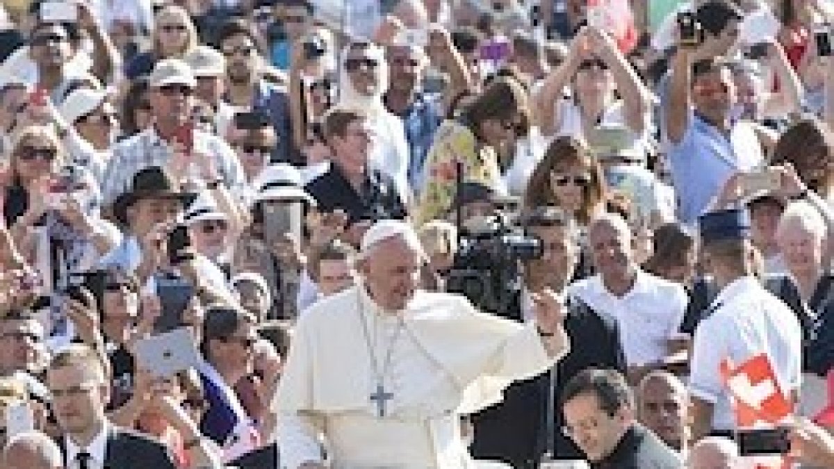 Jesucristo no nos pide llevar cargas que no haya llevado Él antes, recordó el Papa.