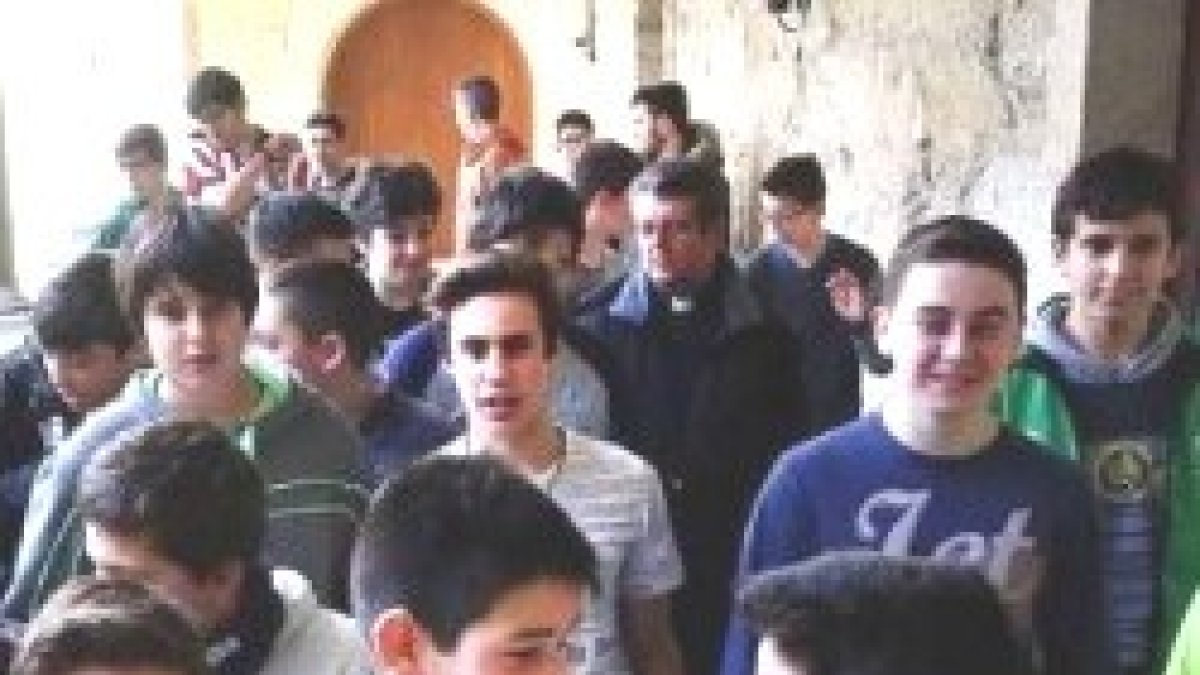 Estudiantes del seminario menor de Tui, en Galicia, con el rector en la tercera fila
