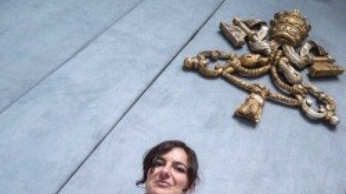 Paloma García Ovejero dice que a la comunicación vaticana hay que darle ritmo de rock and roll... y le sacan esta foto en El Mundo