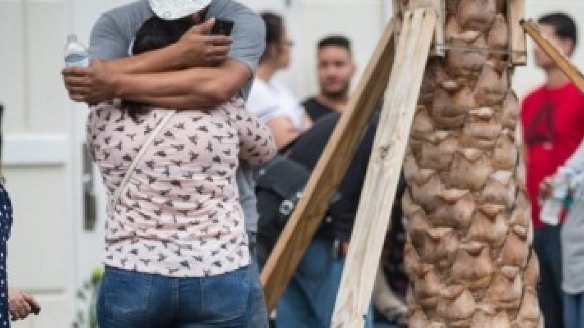 En los hospitales de Orlando los parientes y amigos lloran y esperan datos acerca de los 50 fallecidos y 53 heridos