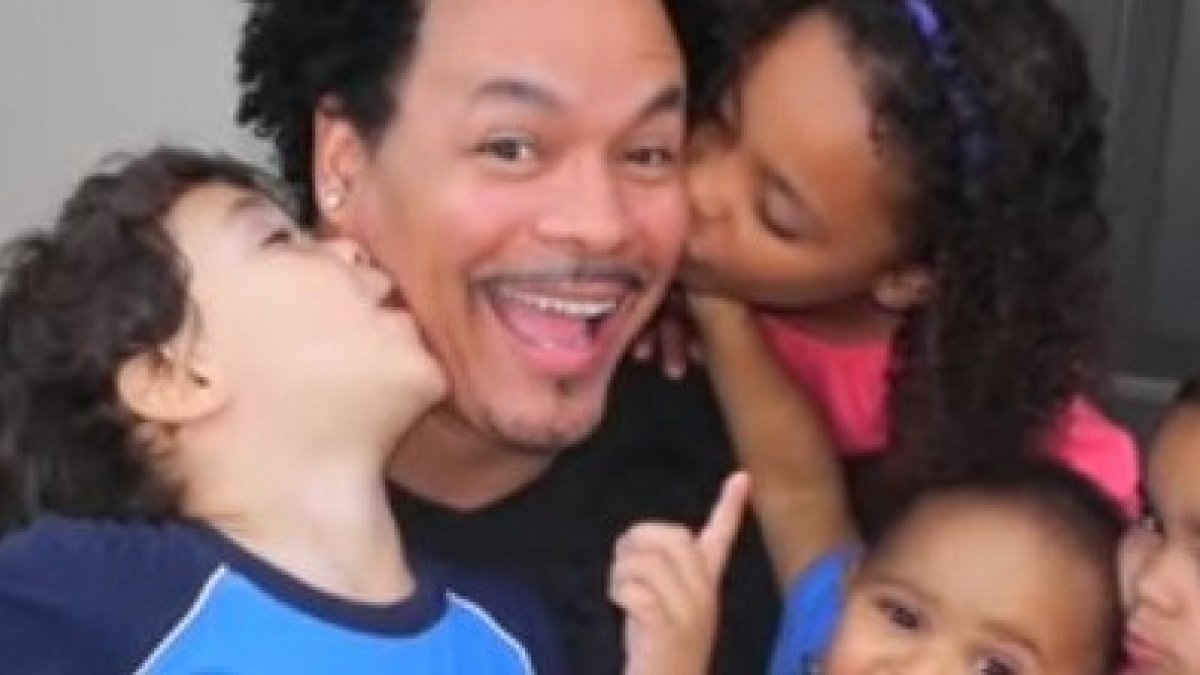 Ryan Bomberger y sus cuatro hijos