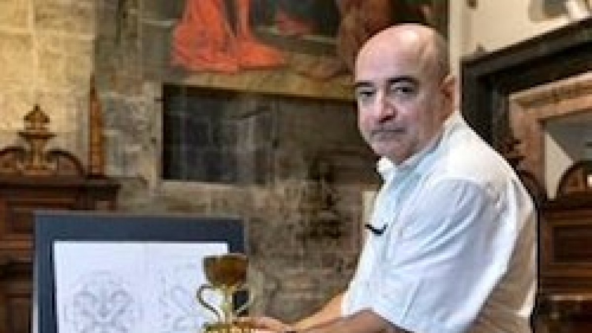 El profesor Gabriel Songel, junto al Santo Cáliz custodiado en la catedral de Valencia. Fotografía: V. Gutiérrez. Archidiócesis de Valencia.