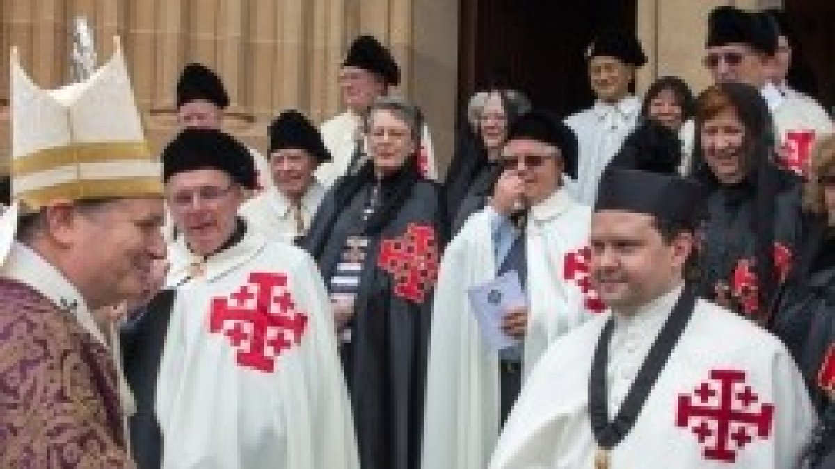 El Cardenal O Brien con caballeros de la Orden del Santo Sepulcro - mantienen obras en Tierra Santa