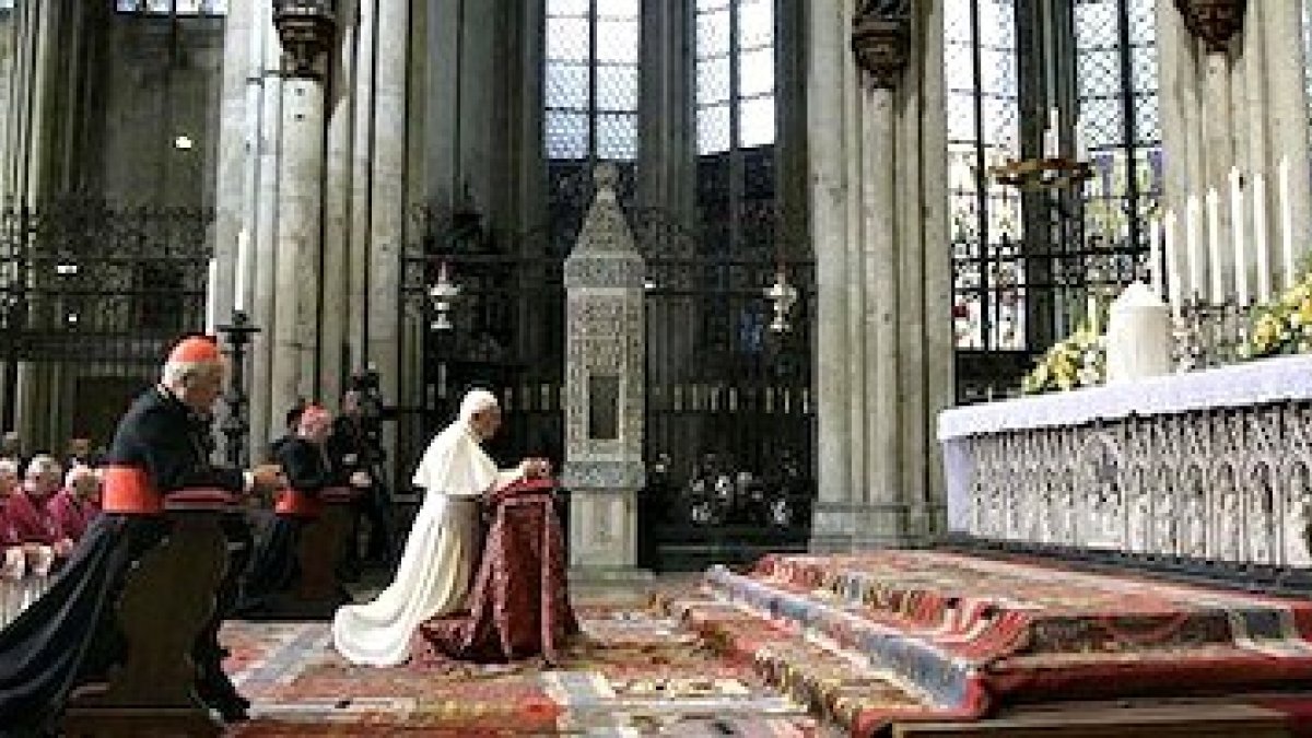 Benedicto XVI veneró las reliquias de los Reyes Magos en su visita apostólica a Colonia de 2005.